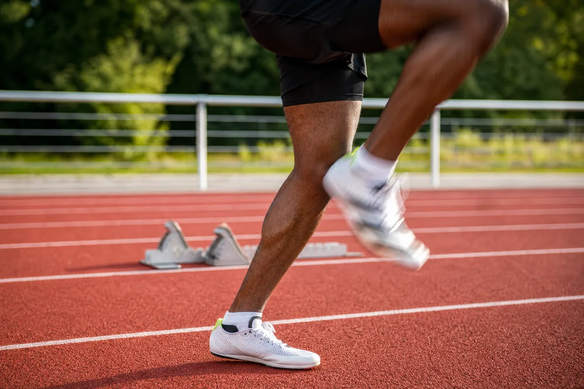 Montées de genoux sur une piste d&rsquo;athlétisme pendant l&rsquo;échauffement